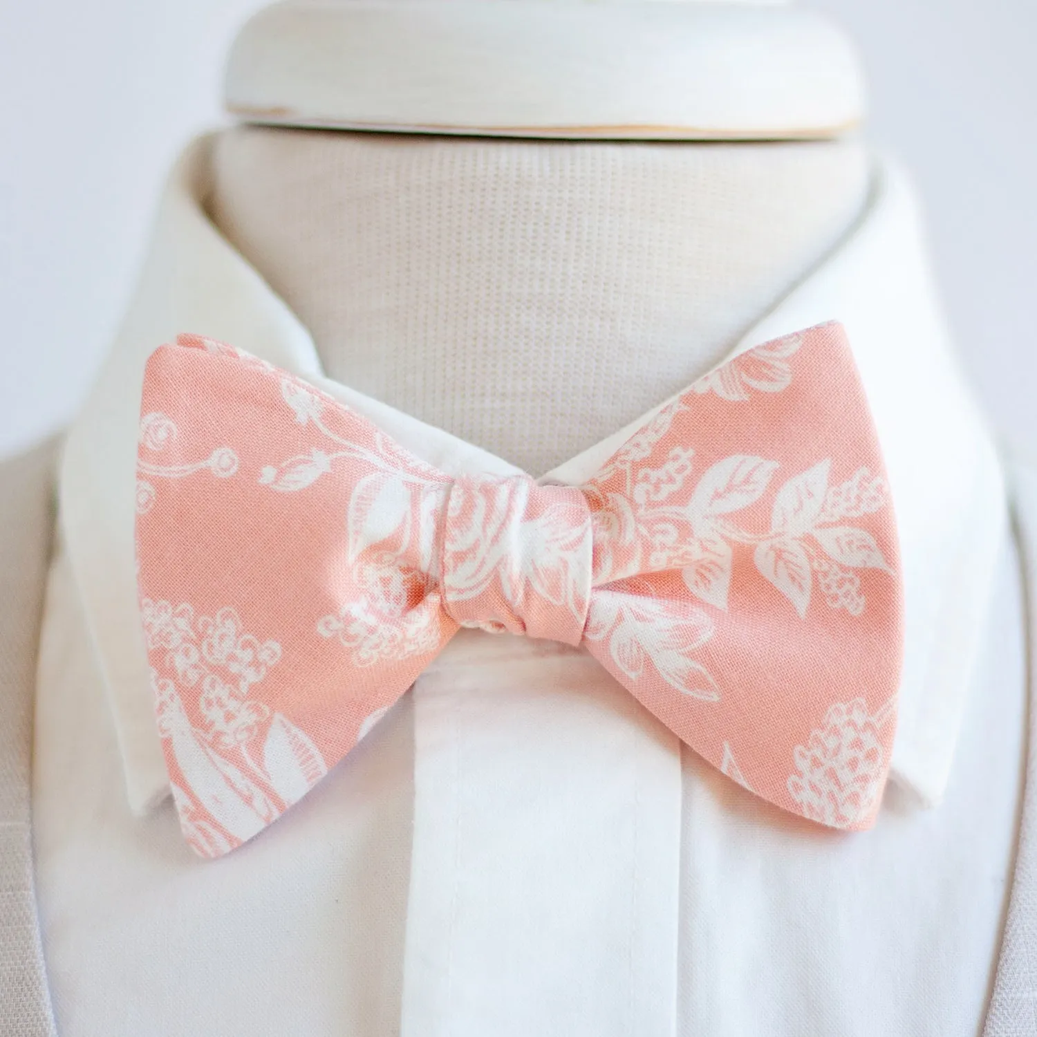 Men's Freestyle Self-Tie Bow Tie / Peach Toile